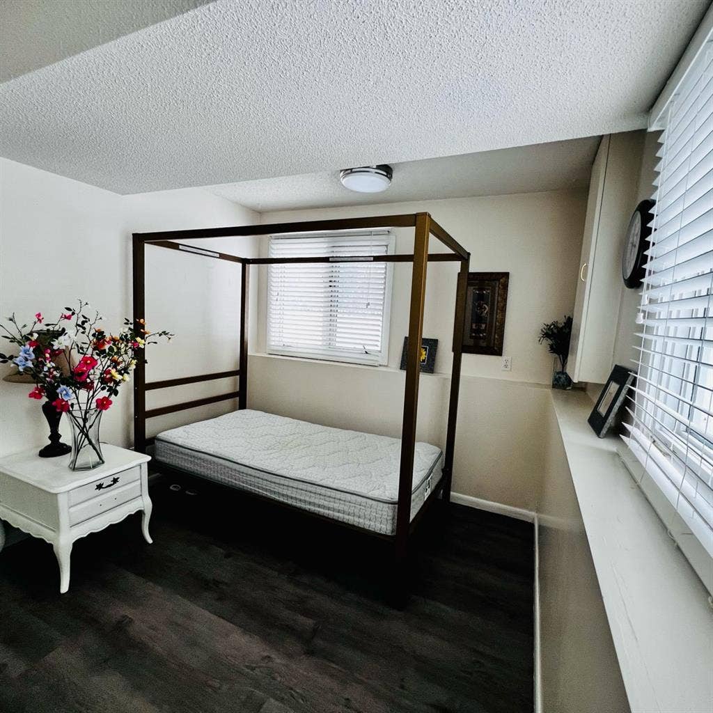 Private bedroom  in Maple Grove