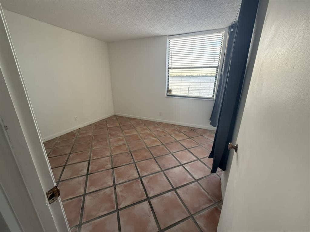 Oakland Park - Available Jan 1