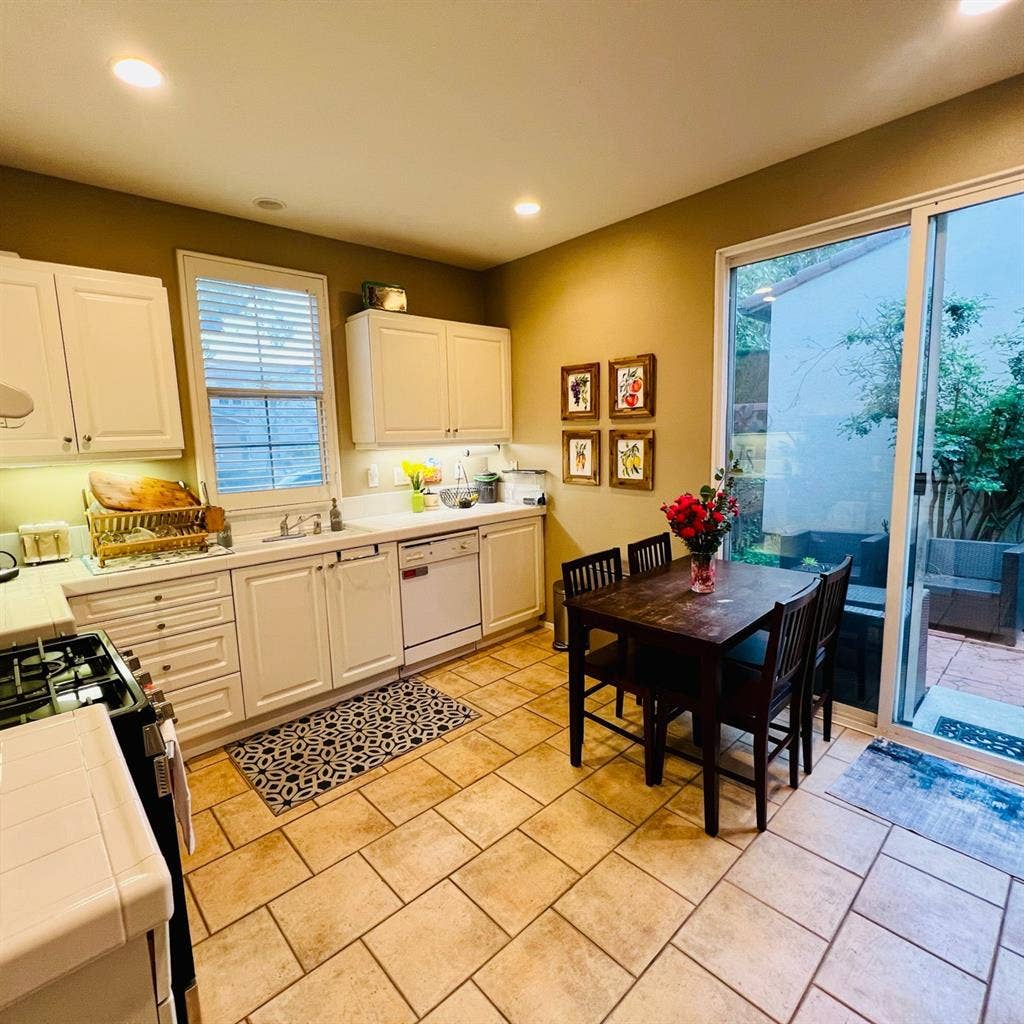 Irvine bdrm w/ shared bathroom