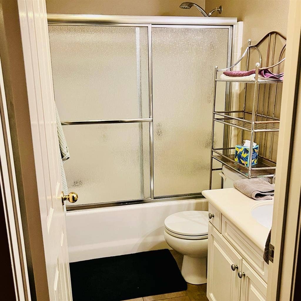 Irvine bdrm w/ shared bathroom