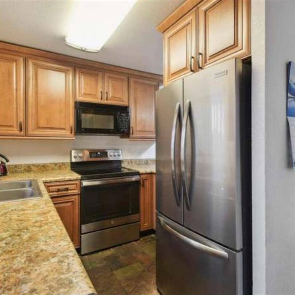 Leasing 1 bed or full 2bed condo!