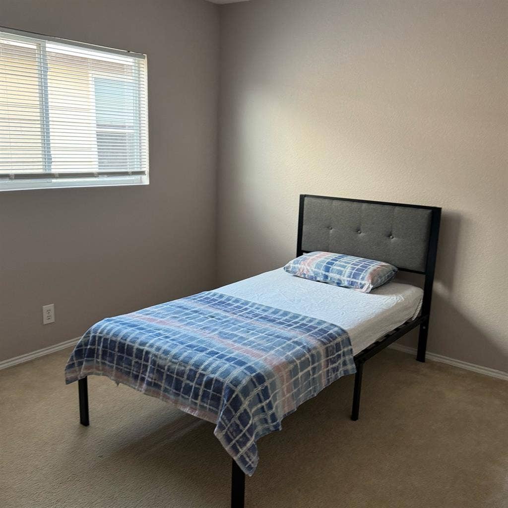 Rental room with twin size bed