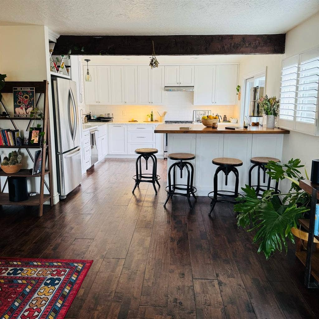 Room in gorgeous 
Costa Mesa home