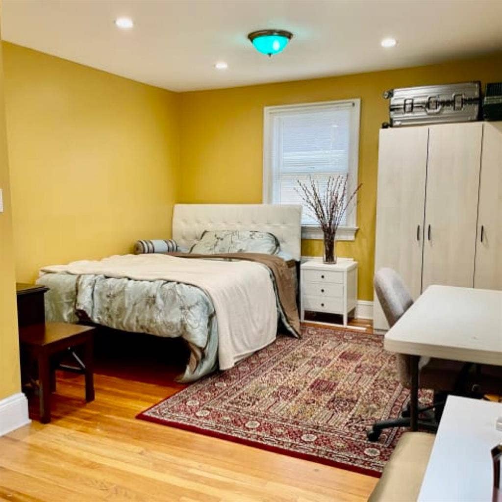 Large private bedroom in Flushing