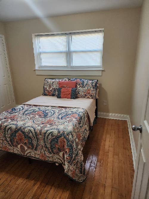 FURNISHED ROOM, WALK TO METRO!