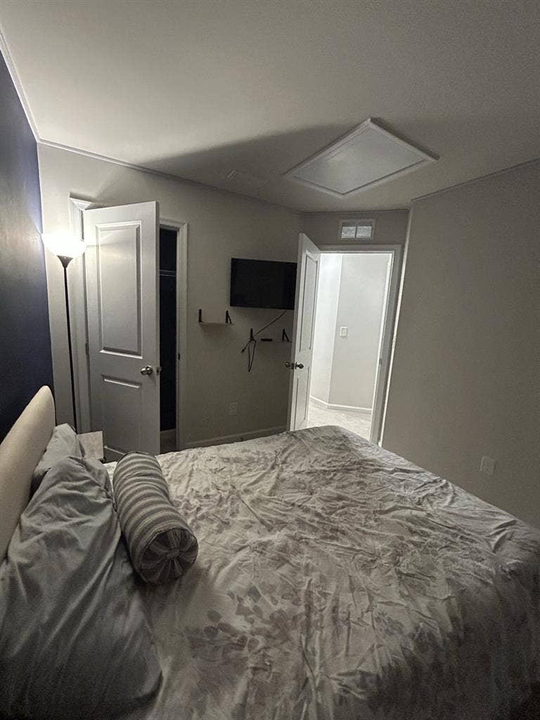 Room for rent near downtown Charlot
