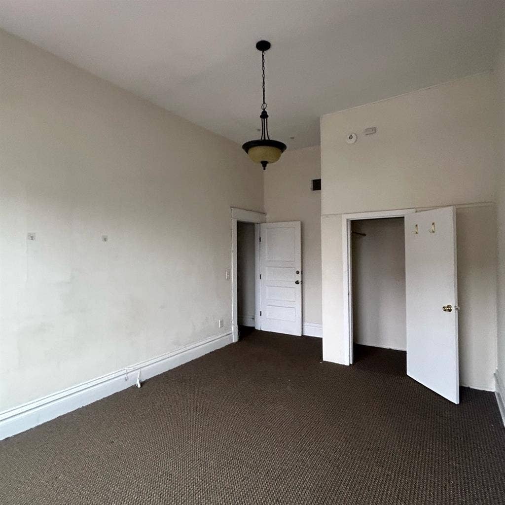 SPACIOUS ROOM FOR RENT UPTOWN