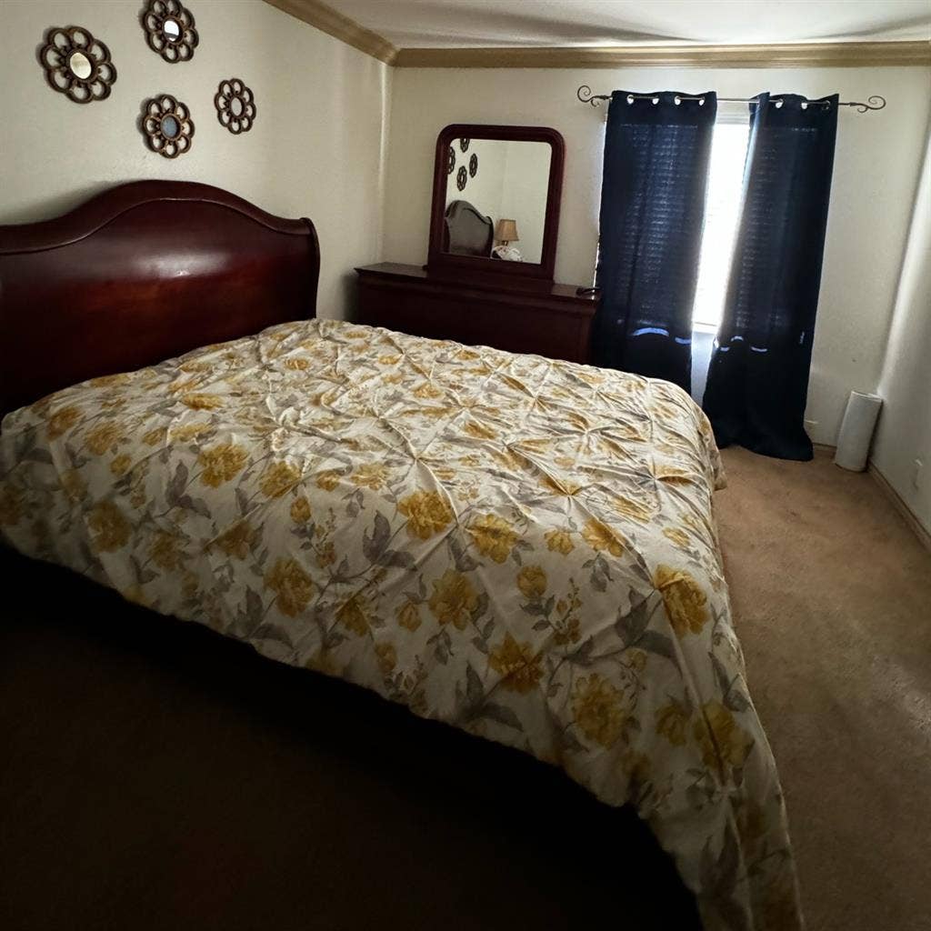 MASTER ROOM FOR RENT - FEMALES ONLY