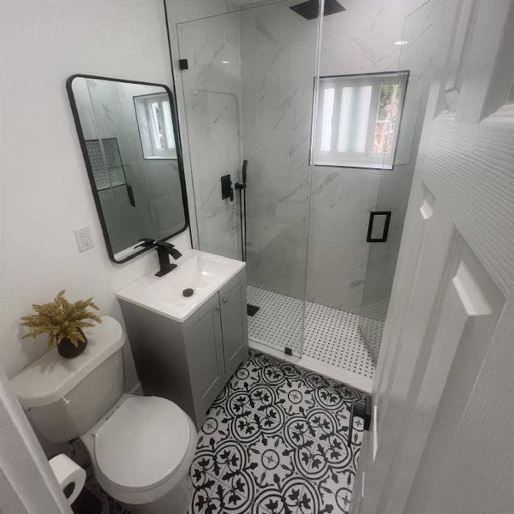 Large Room North Miami w/ Bathroomm