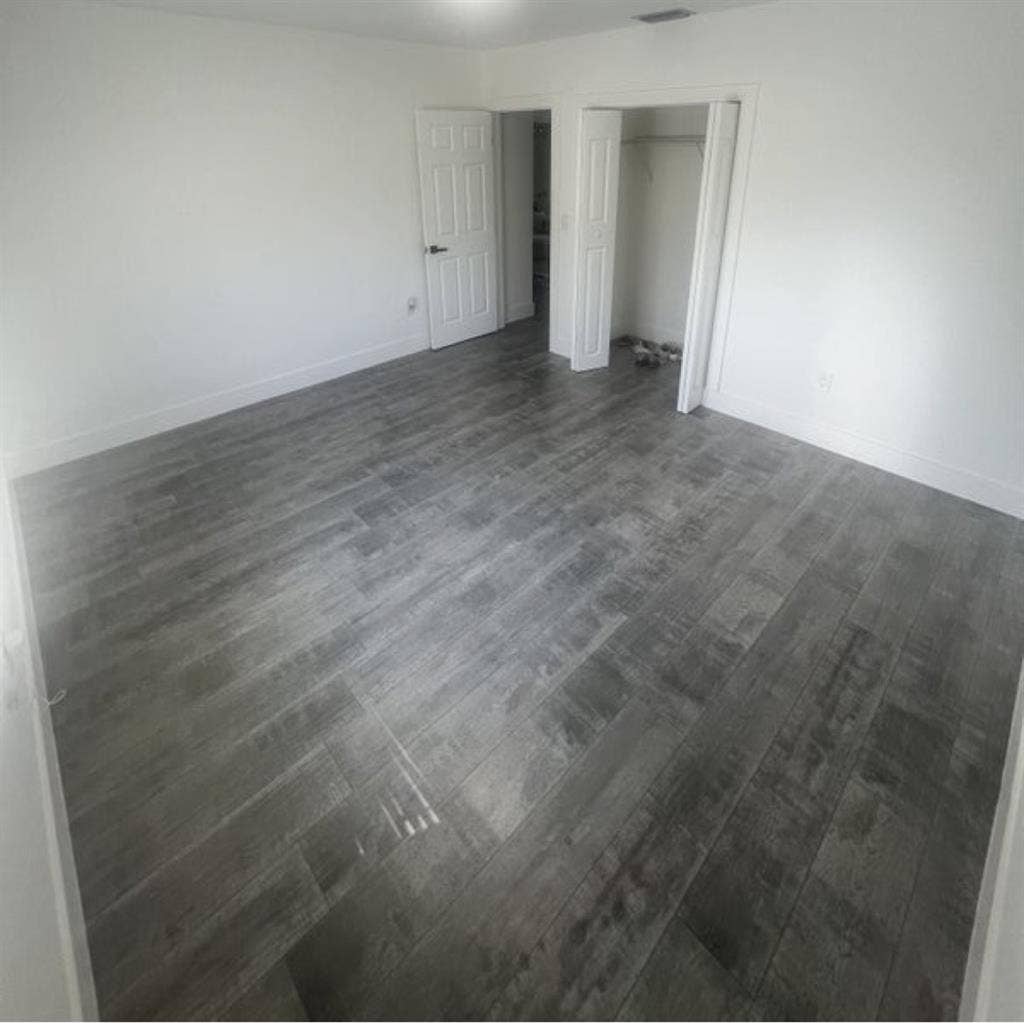 Large Room North Miami w/ Bathroomm