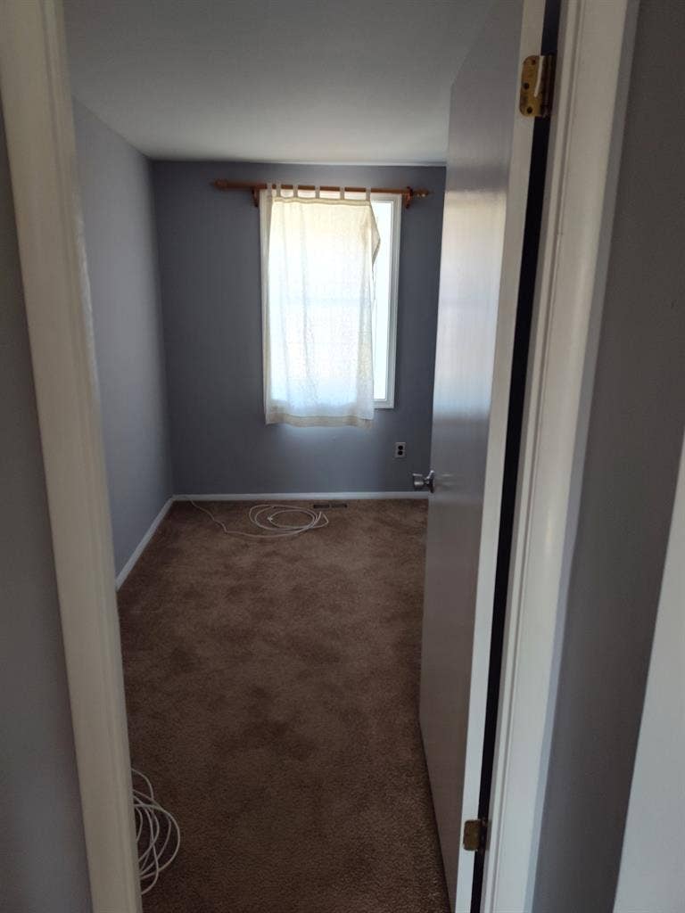 seeking roommates/ tenants