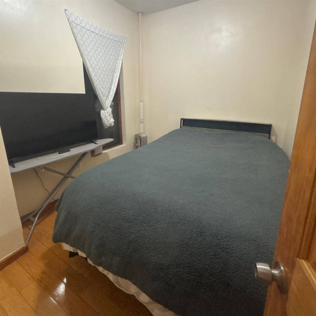 Looking for roommate 950 a month