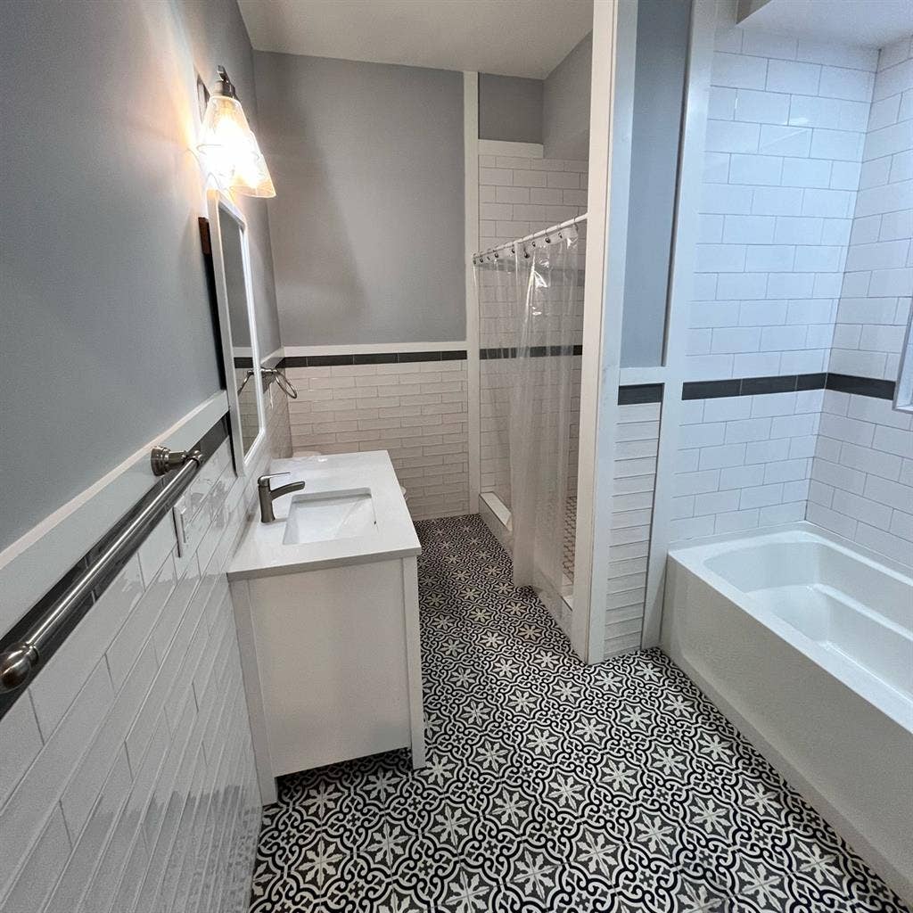 Master W/ Bathroom Near Downtown