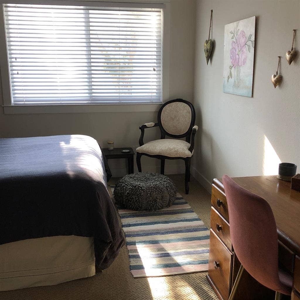 Cozy bedroom w 
bathroom & 2 closets