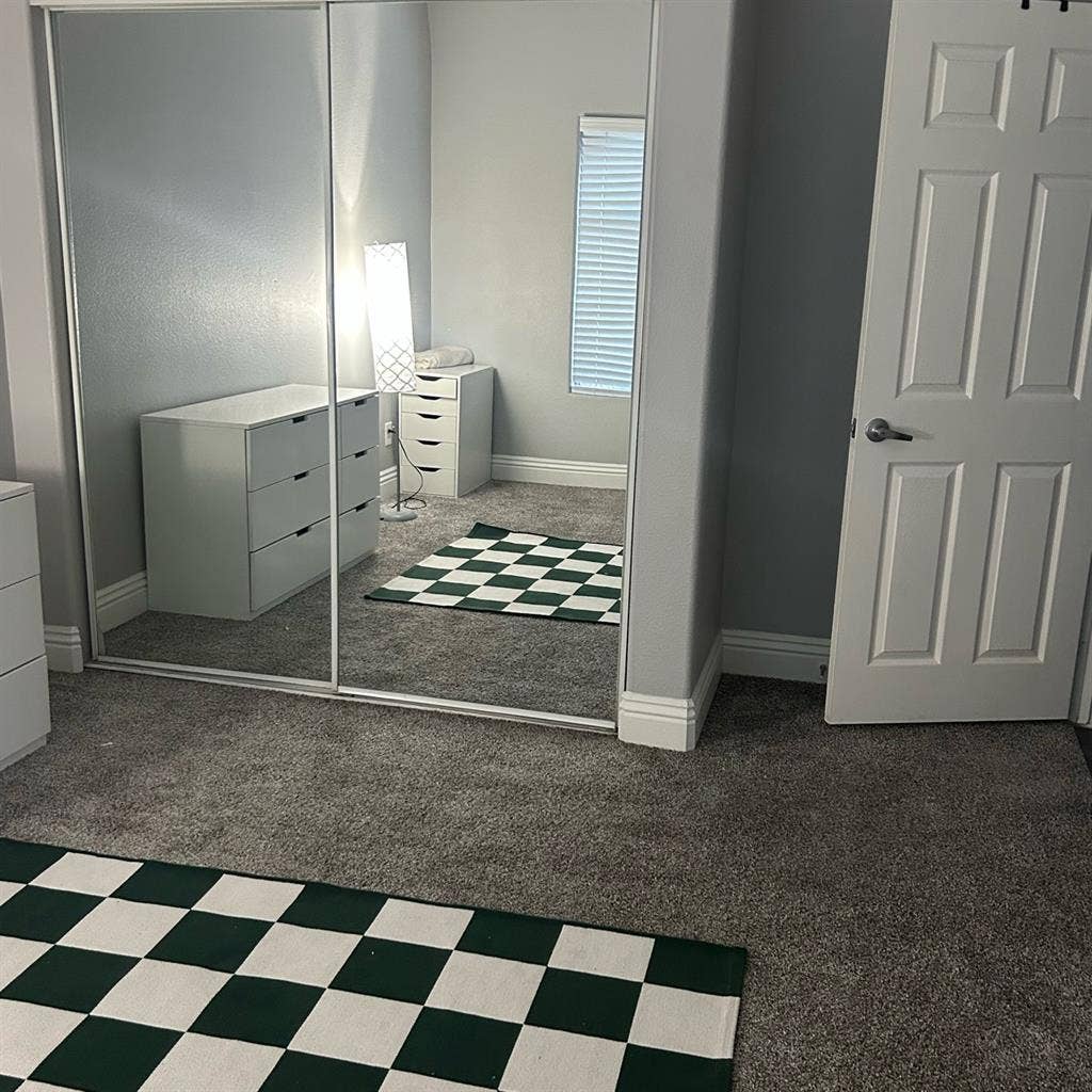 Spacious room w/ a shared bathroom