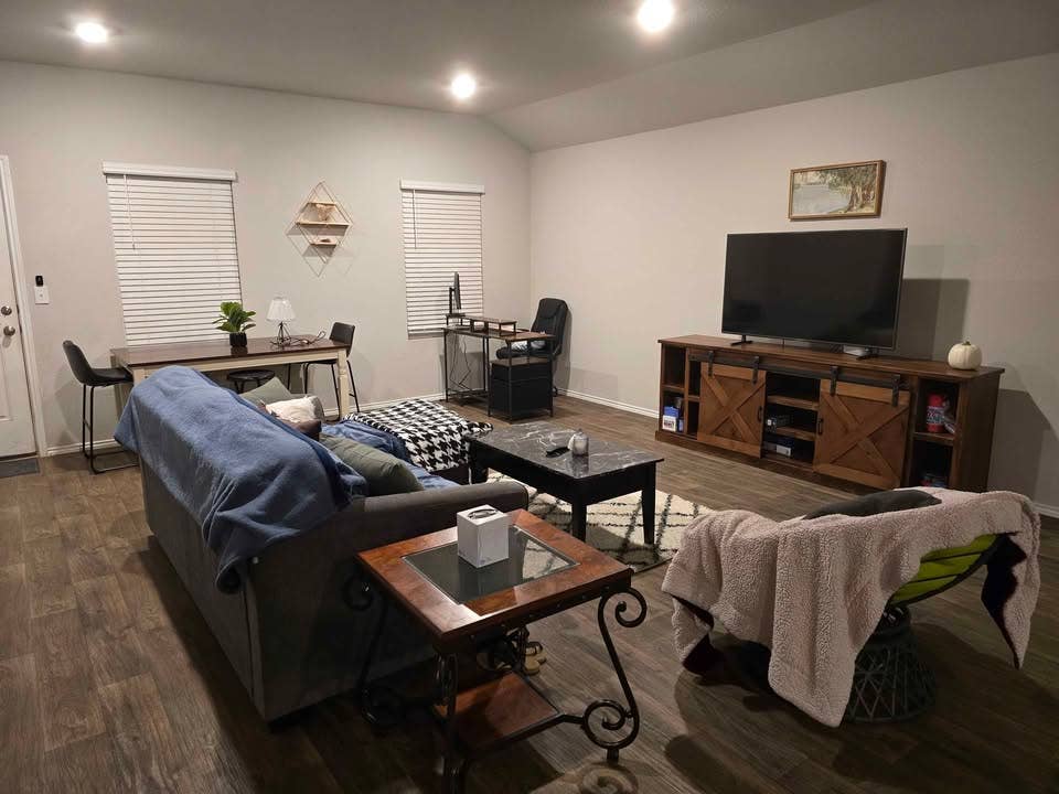 Two Rooms Available in Far East ATX