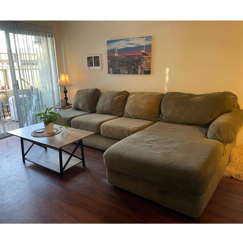 Room available: Cozy 2-Bedroom Apt