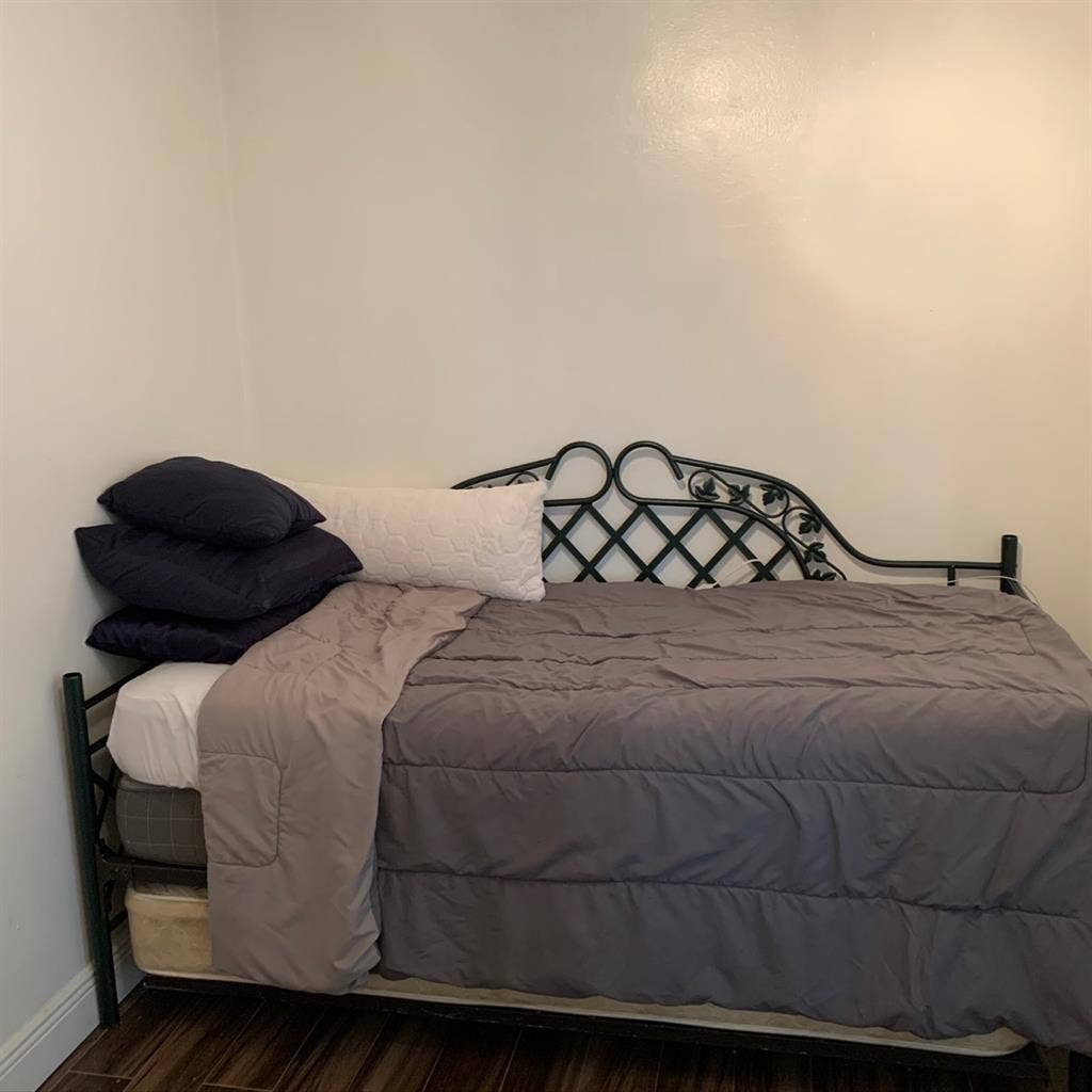 Looking for a roommate bth