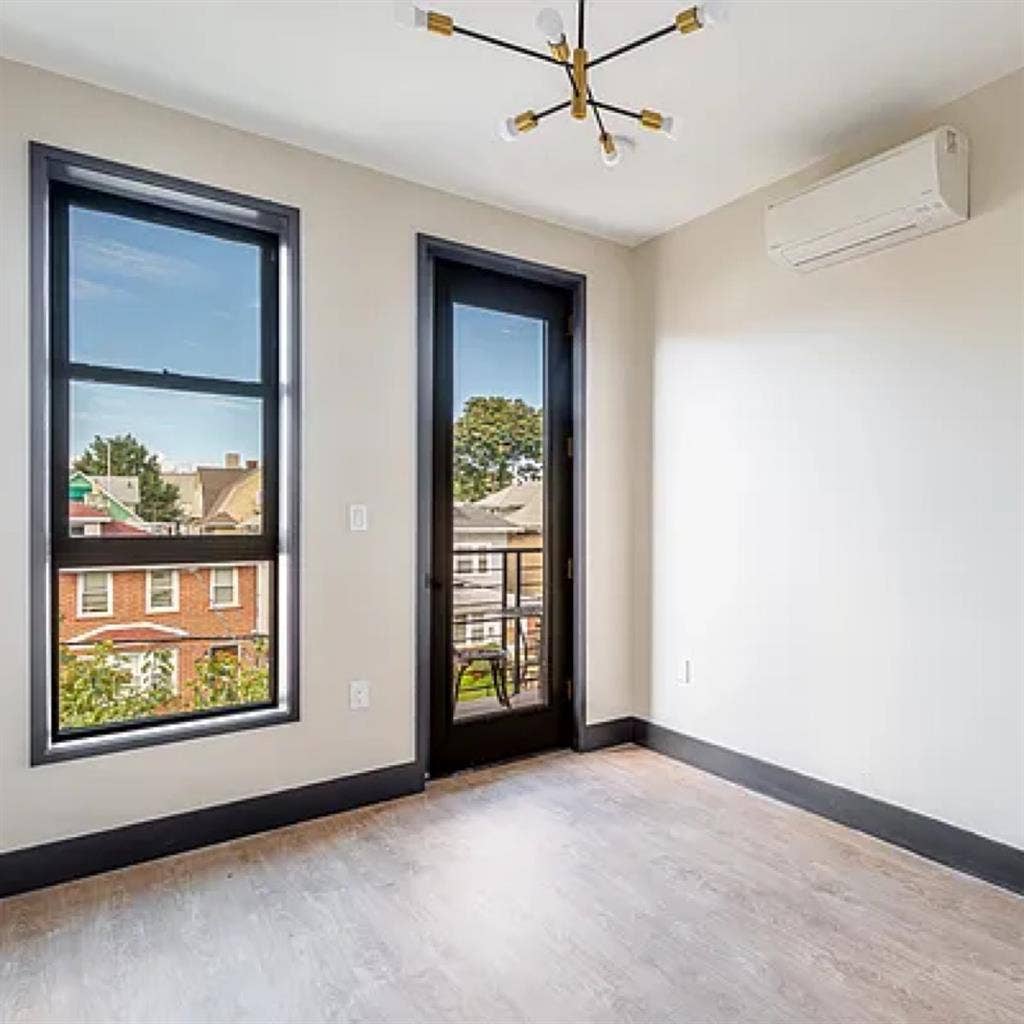 BALCONY ROOM IN FLATBUSH W/D unit