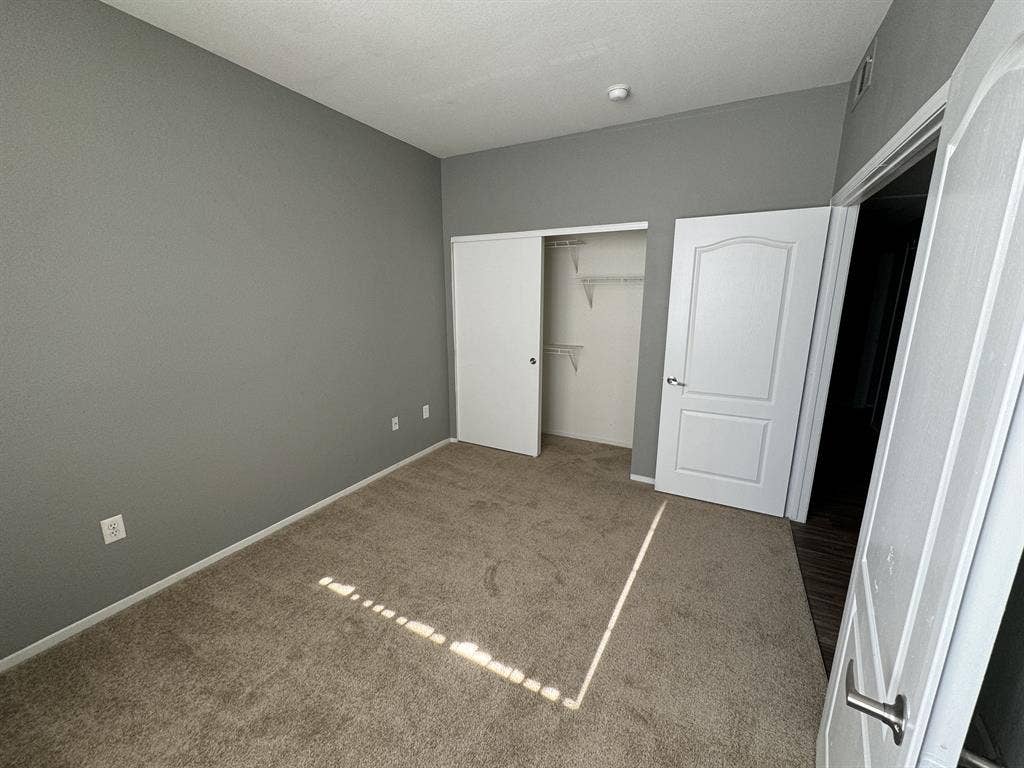 Silverado Ranch Area Room For Rent