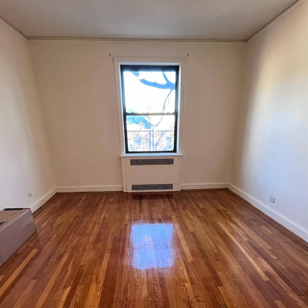 Huge bedroom for rent in Woodside