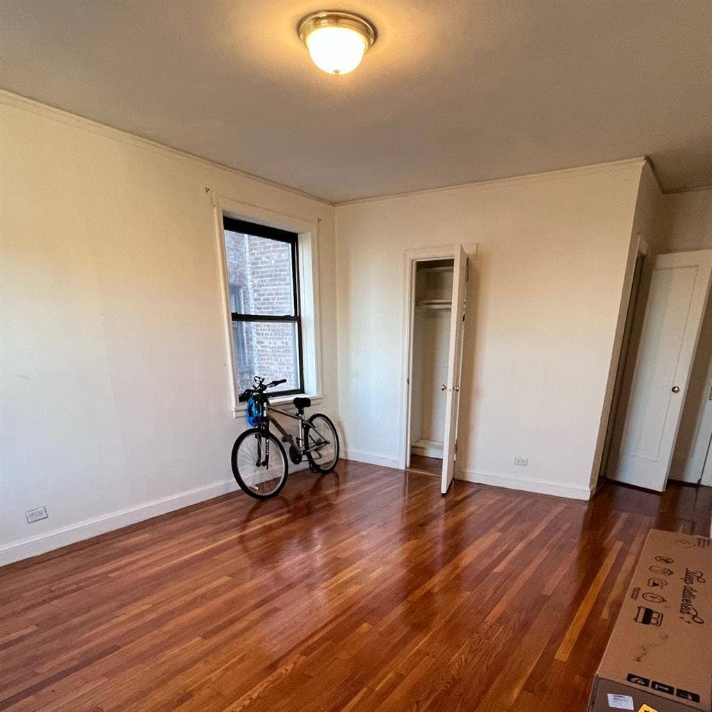 Huge bedroom for rent in Woodside