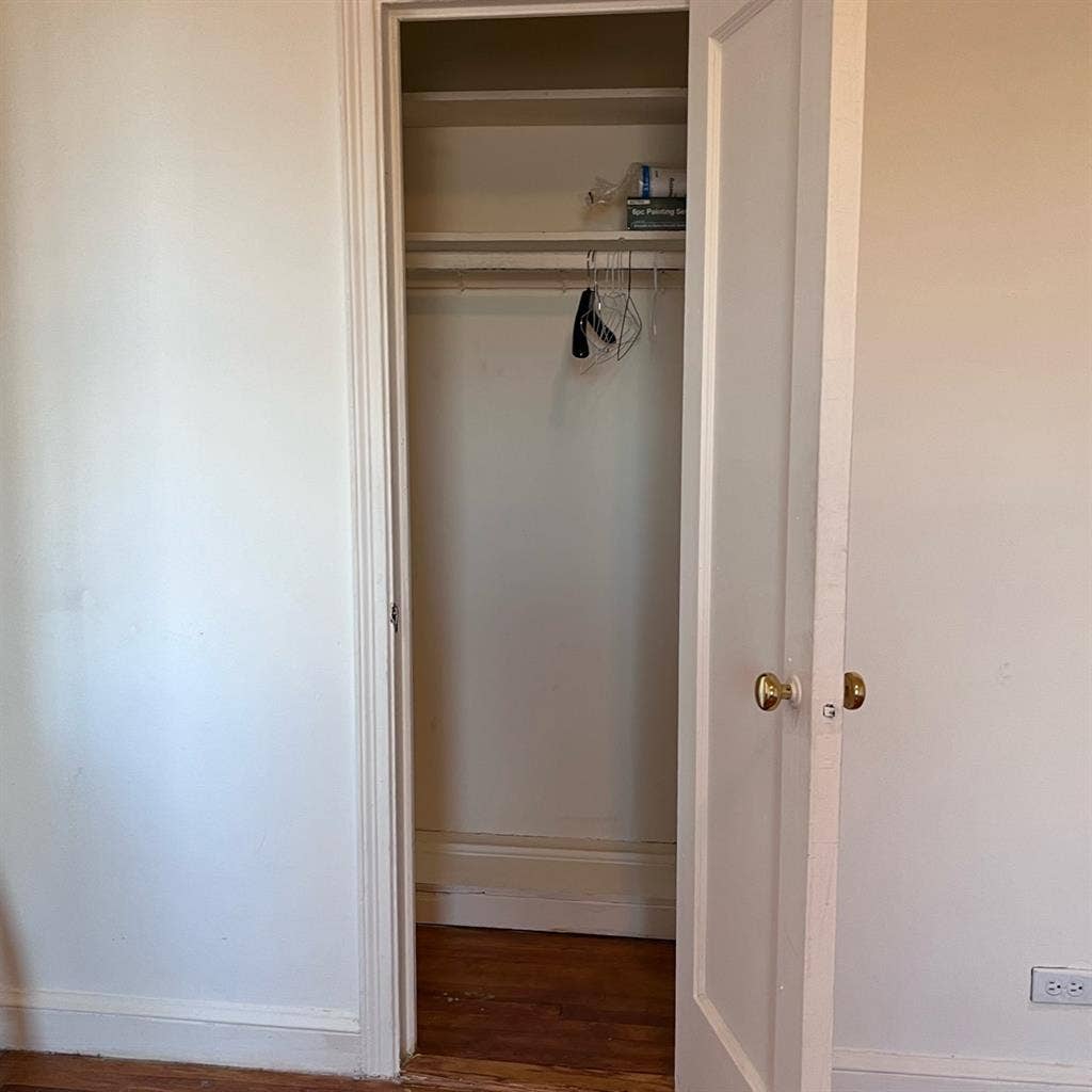 Huge bedroom for rent in Woodside