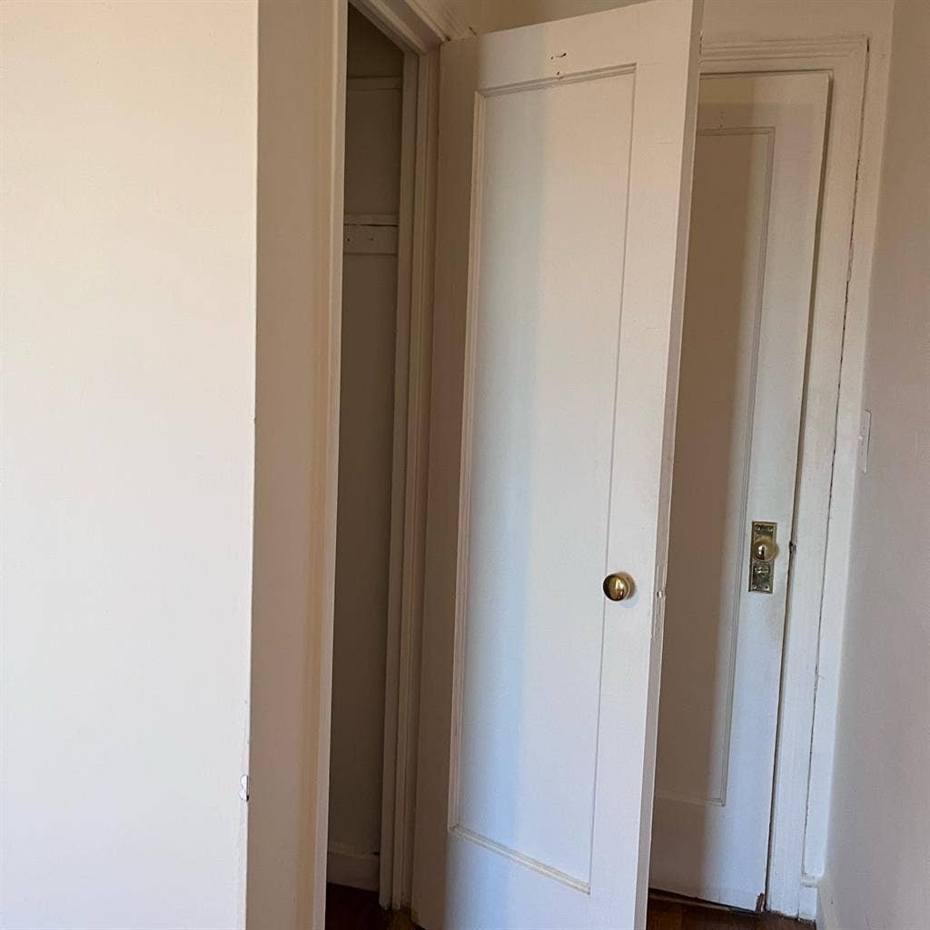 Huge bedroom for rent in Woodside