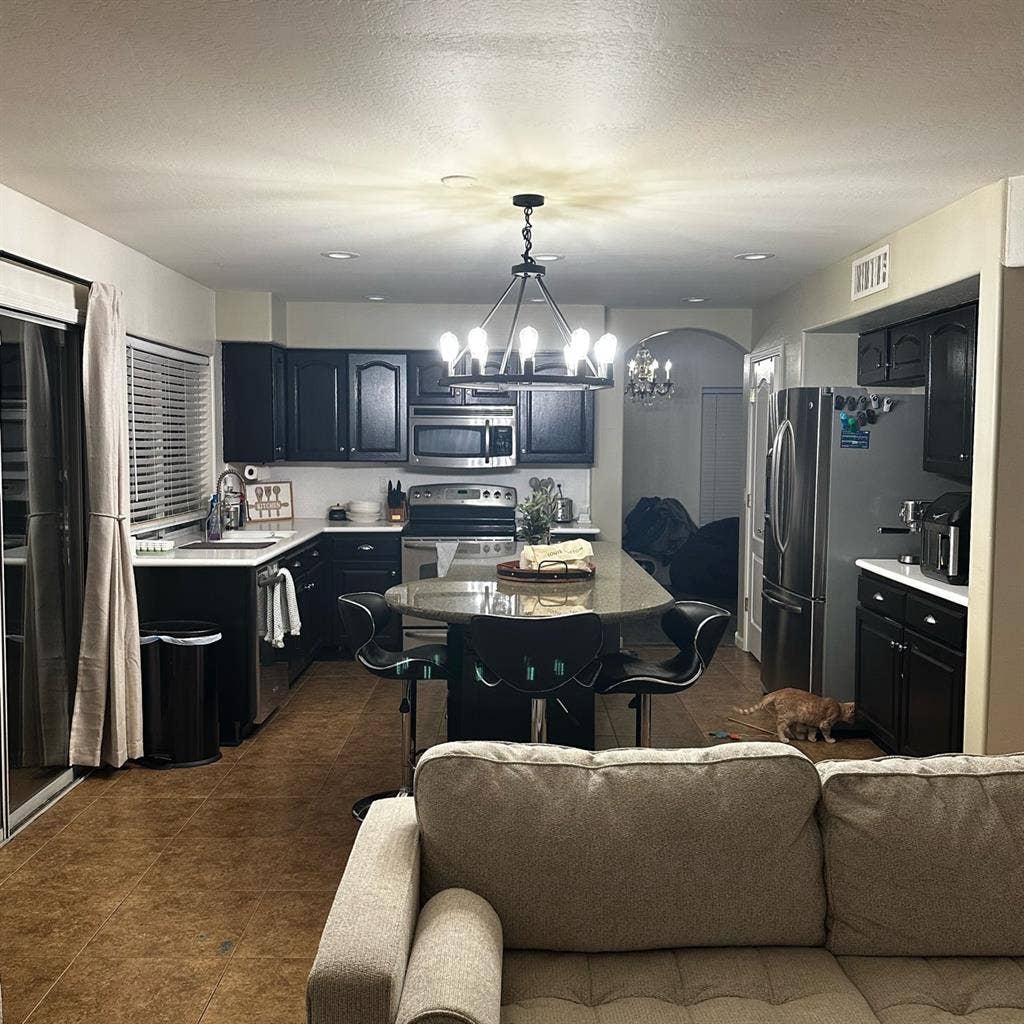 Looking for 2 roomies!!