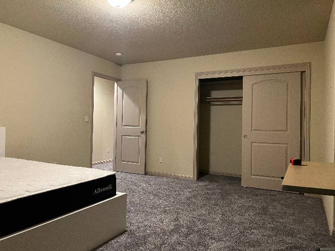 Room available for rent $