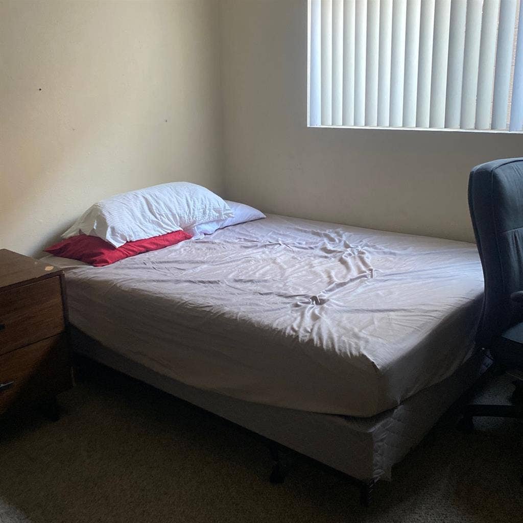 I bedroom available. Smoke free.