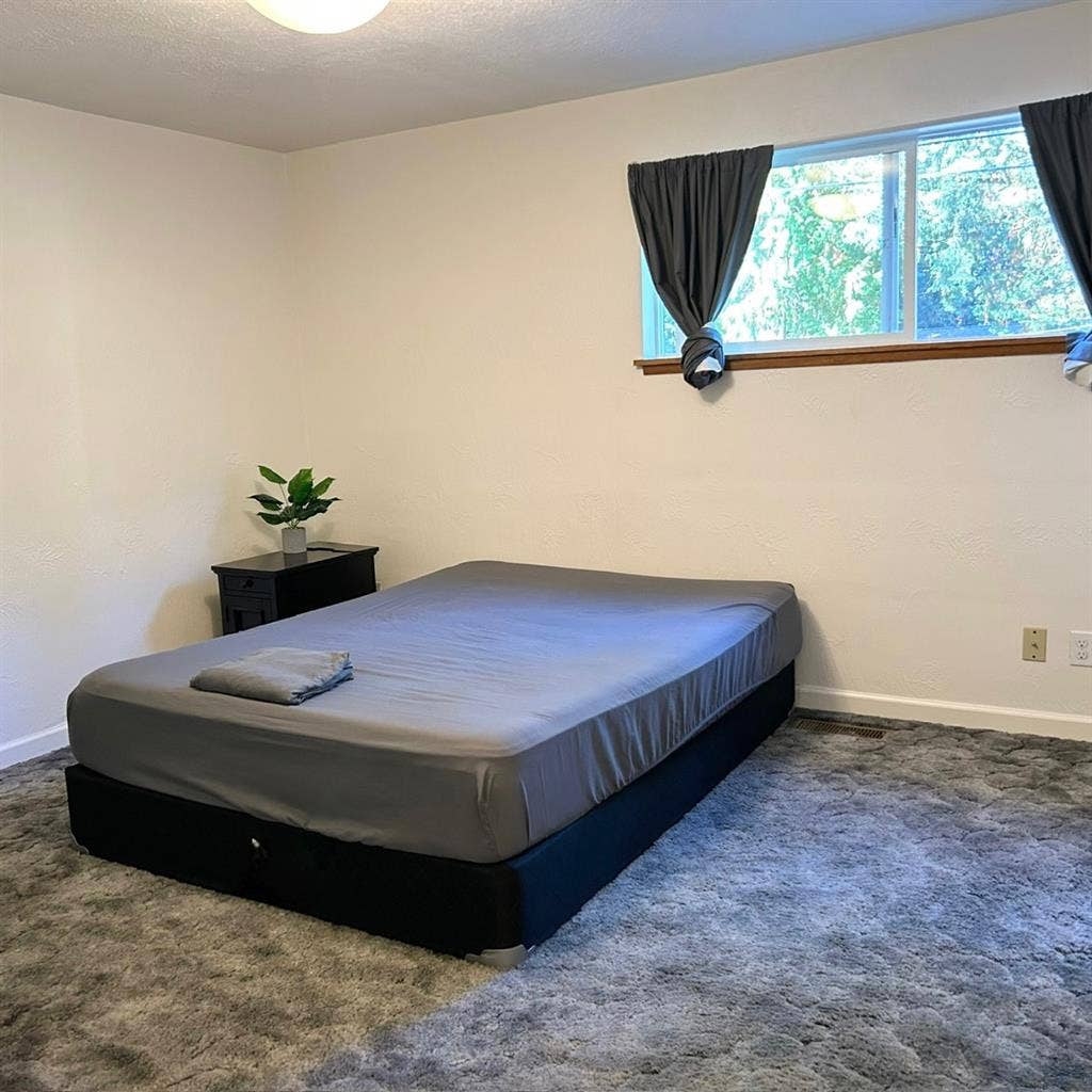 Fully furnished room for rent 