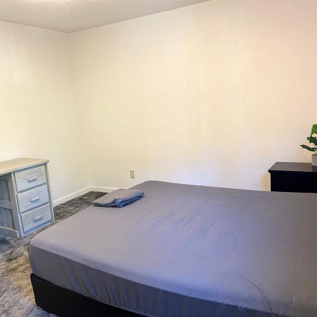 Fully furnished room for rent 