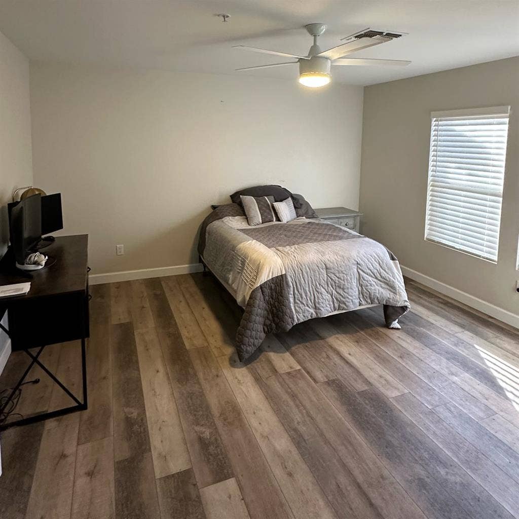 Looking for roommate in Scottsdale