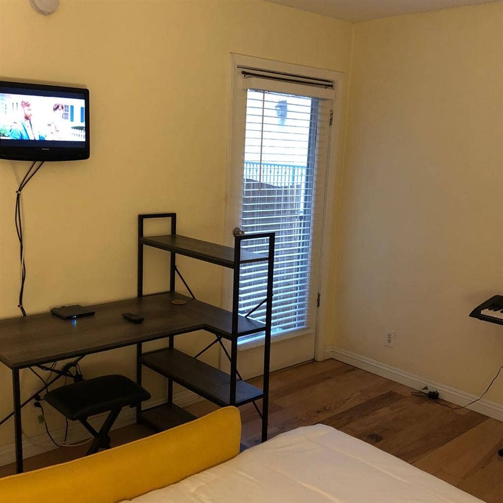 Beautiful room available in Sherman