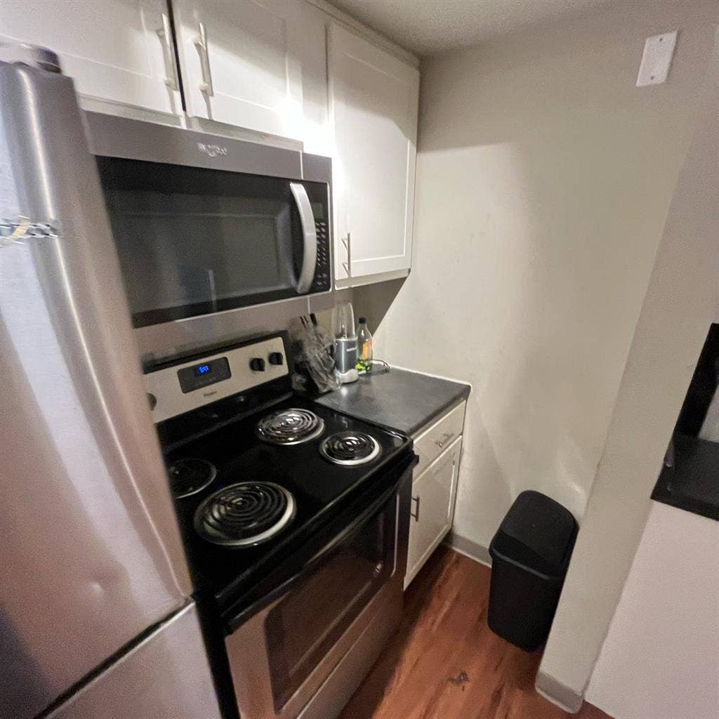 Roommate or Sublease (Bath)!