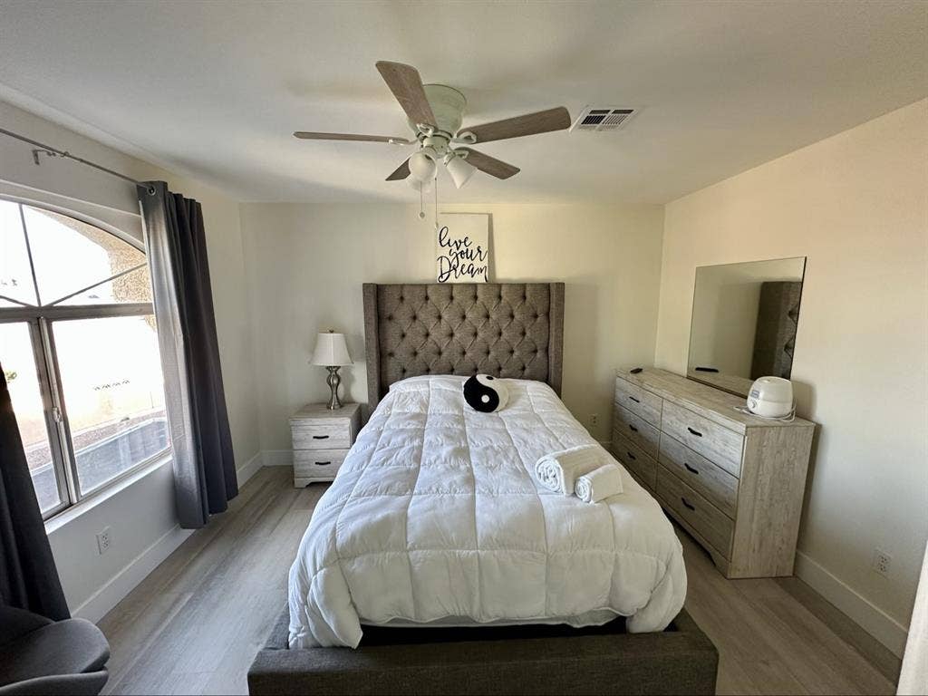Room w Jack&jill bathroom.
WOMEN