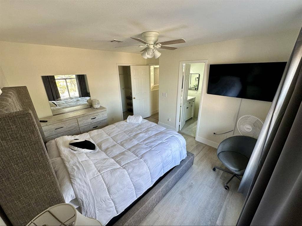 Room w Jack&jill bathroom.
WOMEN