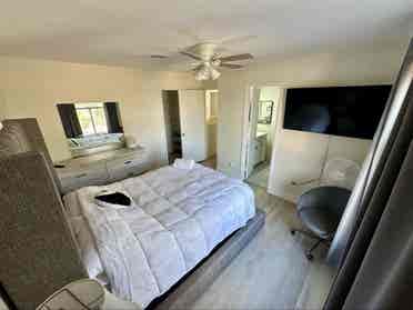 Room w Jack&jill bathroom.
WOMEN