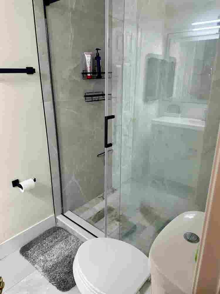 Room w Jack&jill bathroom.
WOMEN