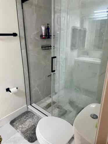 Room w Jack&jill bathroom.
WOMEN