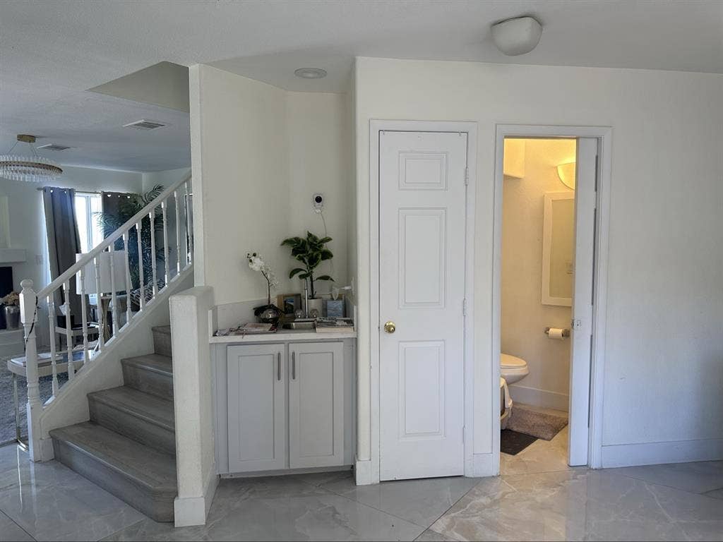 Room w Jack&jill bathroom.
WOMEN