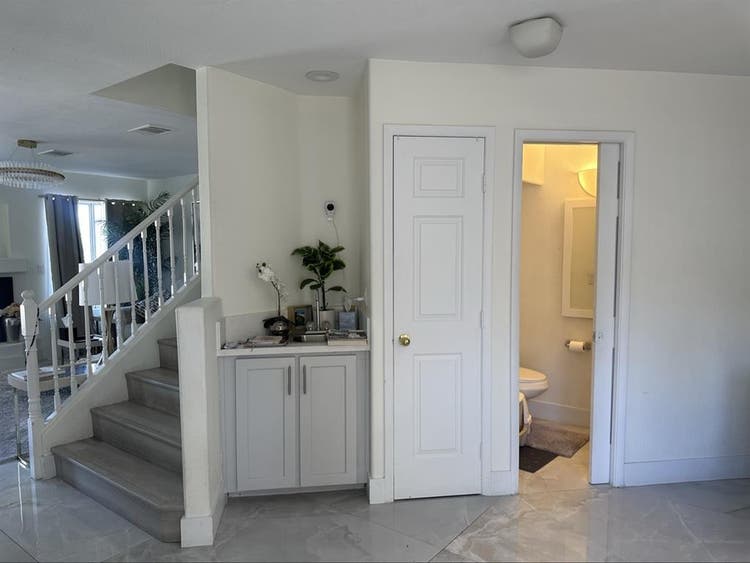 Room w Jack&jill bathroom.
WOMEN