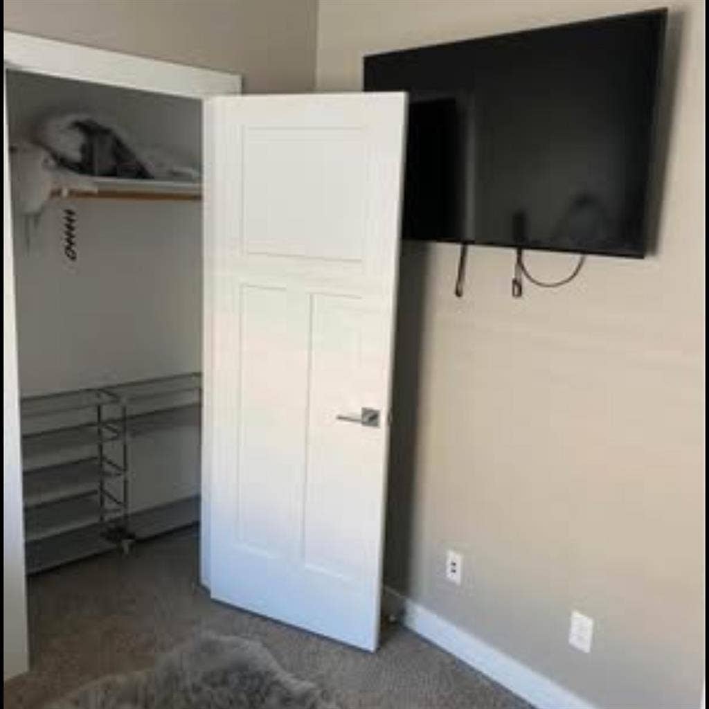 Looking for a roommate (women only)