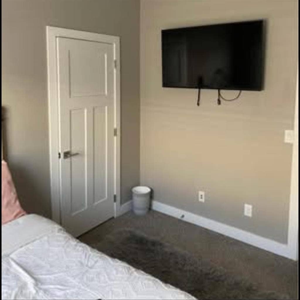 Looking for a roommate (women only)