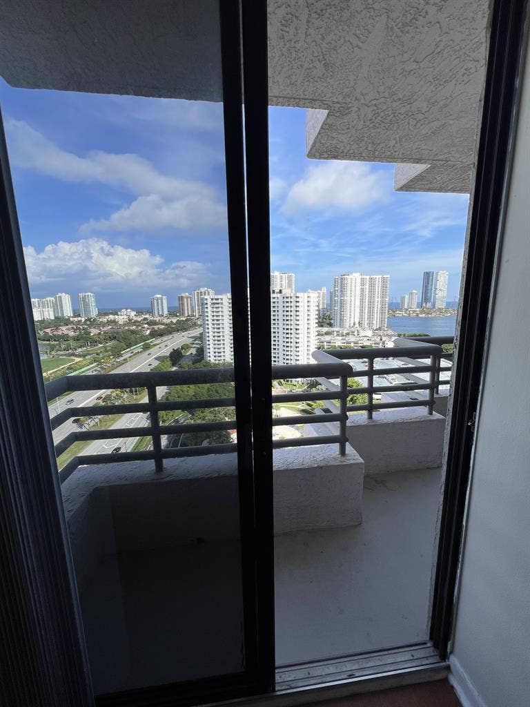 Furnished Room for Rent in Aventura