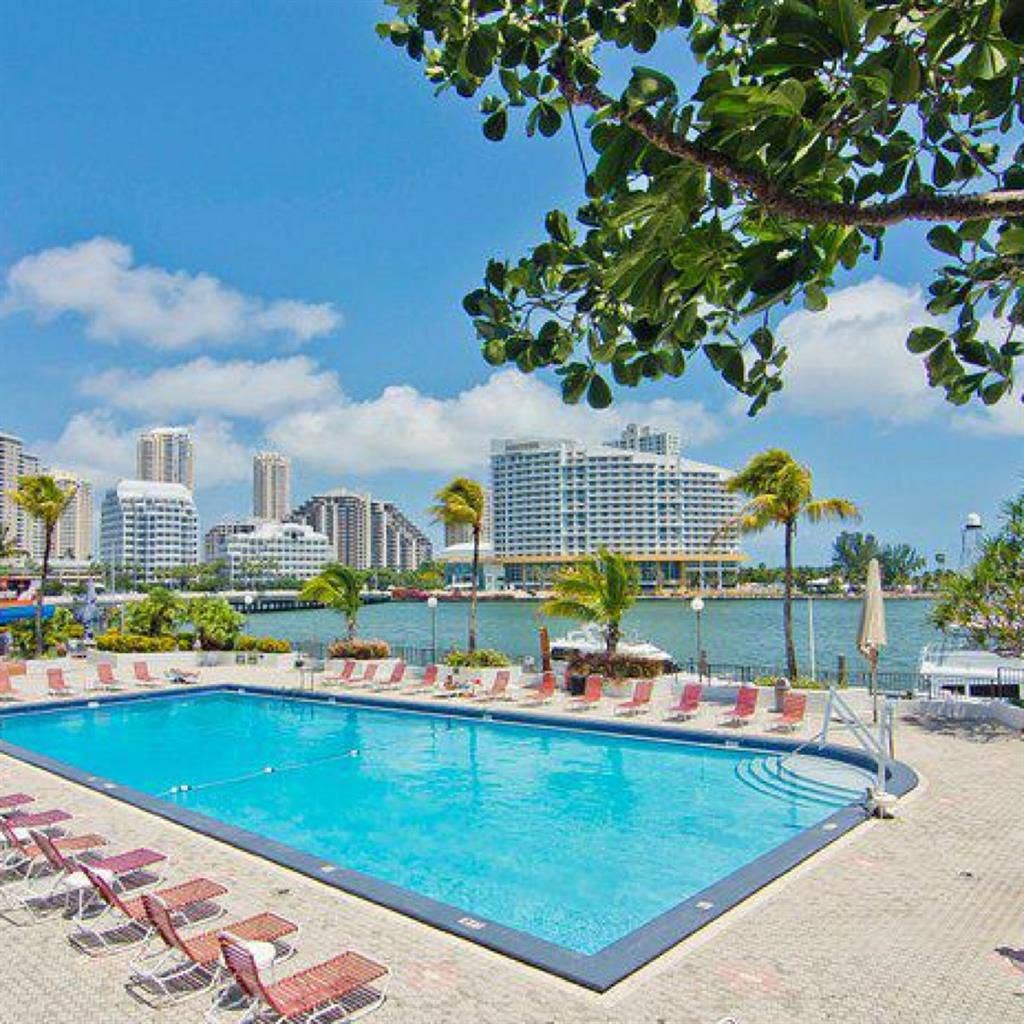 Brickell private room and bathroom