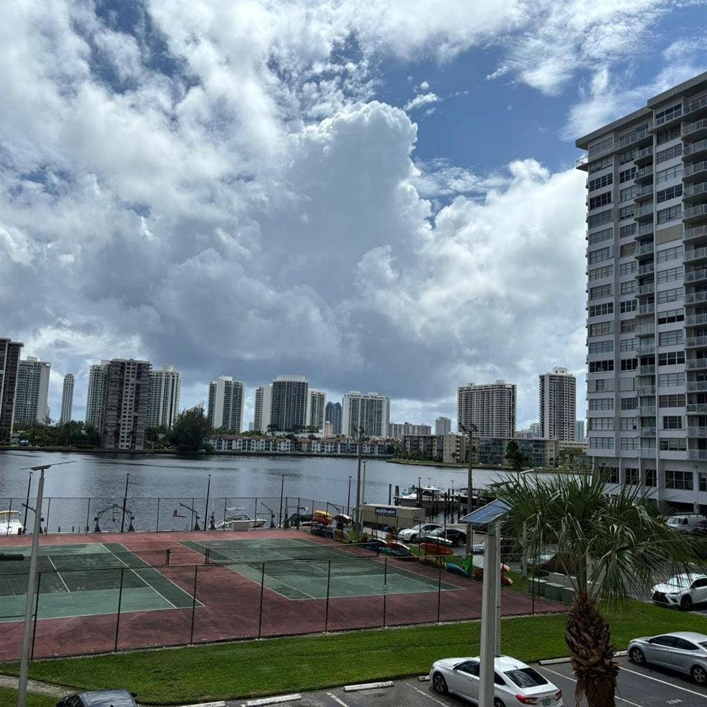 ✨ Room for rent in Aventura!