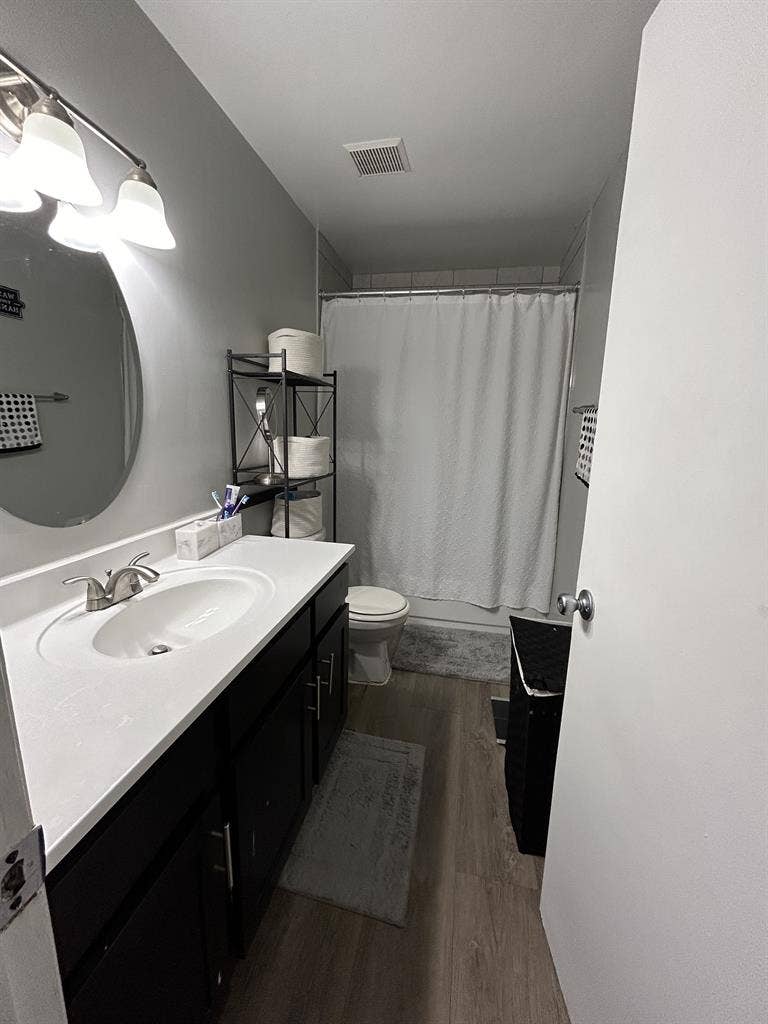 Room and shared bathroom to rent