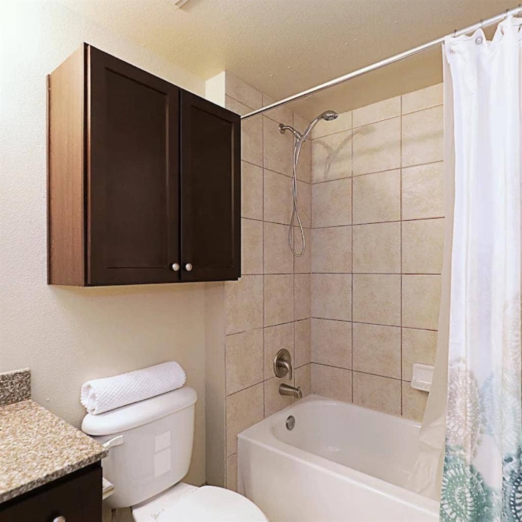 Shared bathroom, furnished apt